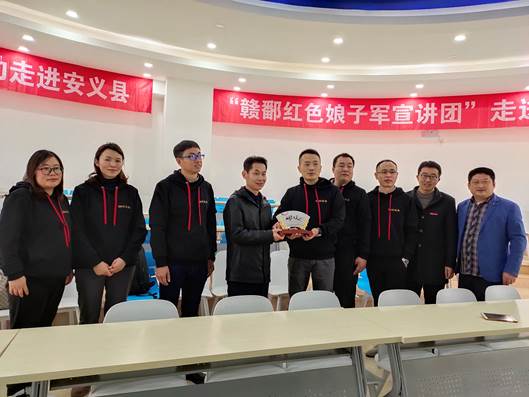 1576731285980694.jpg 0045校友赠送礼物合影